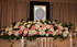 清楚でやわらかなカーネーションと洋菊の愛らしい花祭壇・くみん斎場中野新井薬師の葬儀事例と費用